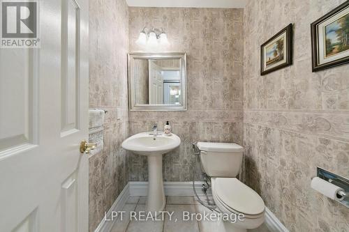 1823 The Chase, Mississauga, ON - Indoor Photo Showing Bathroom