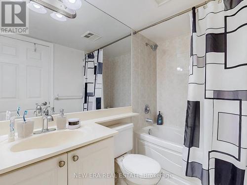 923 - 3888 Duke Of York Boulevard, Mississauga, ON - Indoor Photo Showing Bathroom