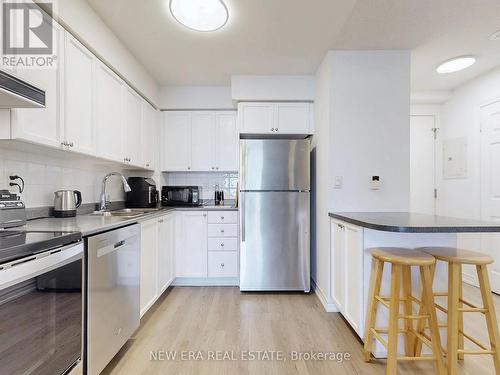 923 - 3888 Duke Of York Boulevard, Mississauga, ON - Indoor Photo Showing Kitchen With Stainless Steel Kitchen