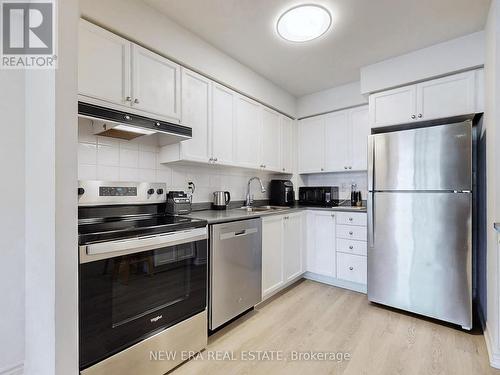 923 - 3888 Duke Of York Boulevard, Mississauga, ON - Indoor Photo Showing Kitchen With Stainless Steel Kitchen