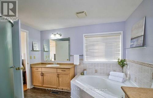 44 Gees Way, Cambridge, ON - Indoor Photo Showing Bathroom