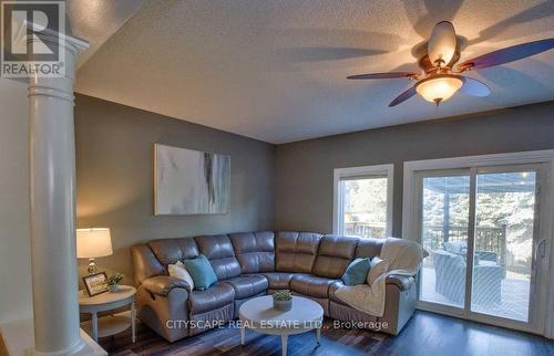 44 Gees Way, Cambridge, ON - Indoor Photo Showing Living Room