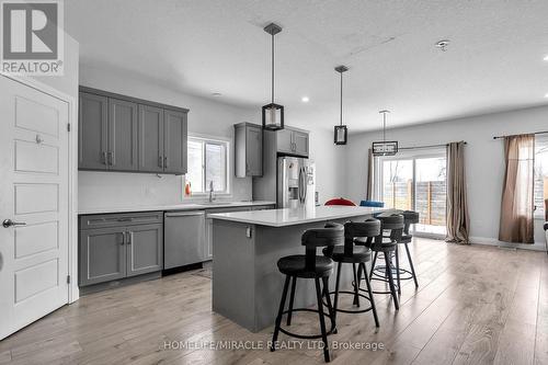 121 Marconi Court, London East, ON - Indoor Photo Showing Kitchen With Stainless Steel Kitchen With Upgraded Kitchen