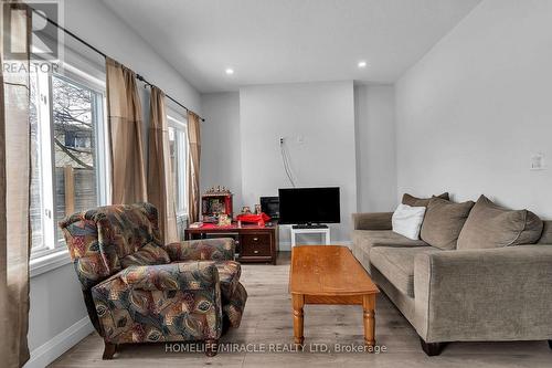 121 Marconi Court, London East, ON - Indoor Photo Showing Living Room