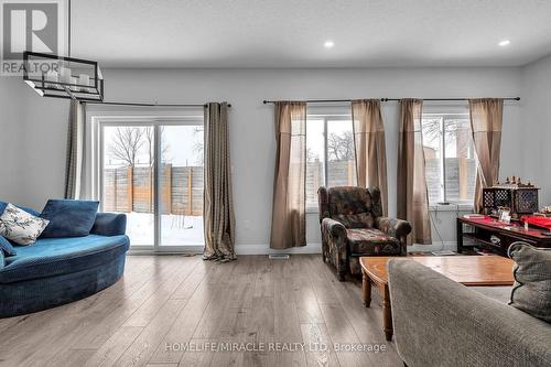 121 Marconi Court, London East, ON - Indoor Photo Showing Living Room