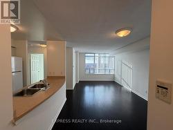 1701 - 8 HILLCREST AVENUE  Toronto, ON M2N 6Y6