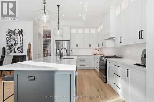1042 Meredith Avenue, Mississauga, ON - Indoor Photo Showing Kitchen With Upgraded Kitchen