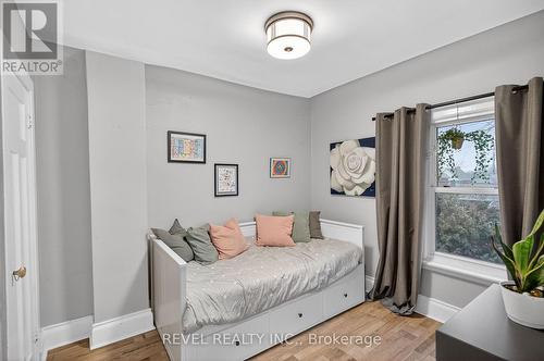 27 Mayflower Avenue, Hamilton, ON - Indoor Photo Showing Bedroom