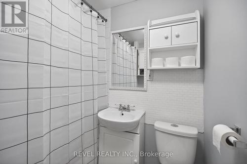 27 Mayflower Avenue, Hamilton, ON - Indoor Photo Showing Bathroom