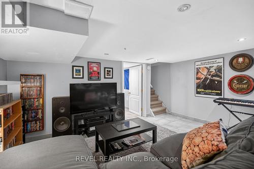 27 Mayflower Avenue, Hamilton, ON - Indoor Photo Showing Living Room