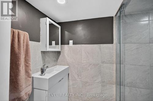27 Mayflower Avenue, Hamilton, ON - Indoor Photo Showing Bathroom