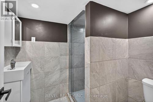 27 Mayflower Avenue, Hamilton, ON - Indoor Photo Showing Bathroom