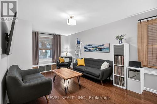 27 Mayflower Avenue, Hamilton, ON - Indoor Photo Showing Living Room