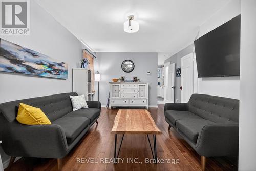 27 Mayflower Avenue, Hamilton, ON - Indoor Photo Showing Living Room