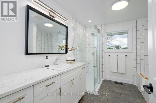 Main Floor Full Bath - 517 Donald B. Munro Drive, Ottawa, ON - Indoor Photo Showing Bathroom