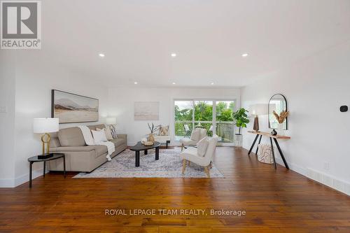 517 Donald B. Munro Drive, Ottawa, ON - Indoor Photo Showing Living Room