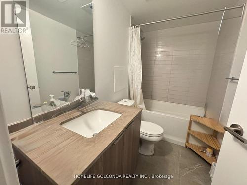 4006 - 11 Wellesley Street W, Toronto, ON - Indoor Photo Showing Bathroom