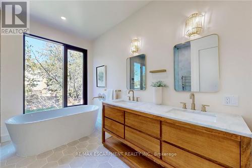 28 Dunsmore Gardens, Toronto, ON - Indoor Photo Showing Bathroom
