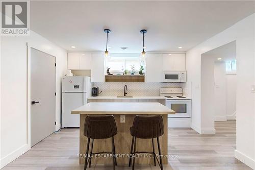 28 Dunsmore Gardens, Toronto, ON - Indoor Photo Showing Kitchen