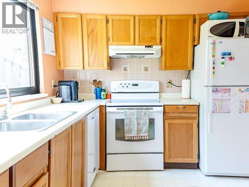 1-4651 Harvie Ave, Powell River, BC - Indoor Photo Showing Kitchen With Double Sink