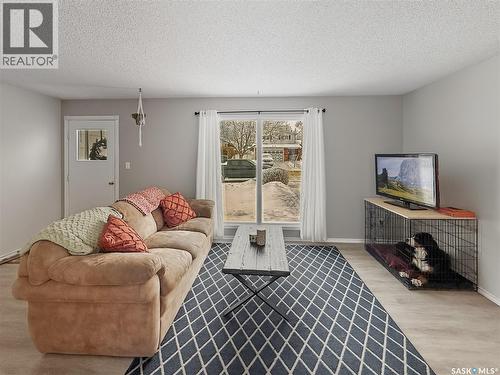 413 Hayes Drive, Swift Current, SK - Indoor Photo Showing Living Room