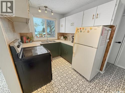 413 Hayes Drive, Swift Current, SK - Indoor Photo Showing Kitchen With Double Sink