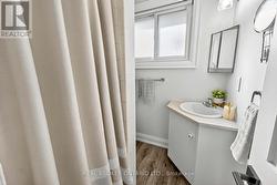 Main level washroom. - 