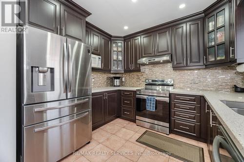 39 Rattlesnake Road, Brampton, ON - Indoor Photo Showing Kitchen With Upgraded Kitchen