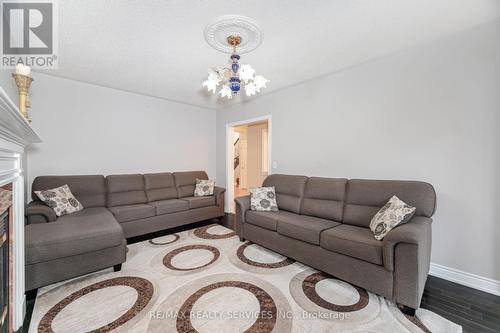 39 Rattlesnake Road, Brampton, ON - Indoor Photo Showing Living Room