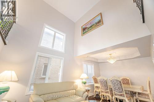 39 Rattlesnake Road, Brampton, ON - Indoor Photo Showing Living Room
