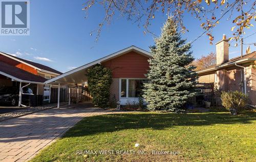 6 LAGOS ROAD  Toronto, ON M9N 4E4