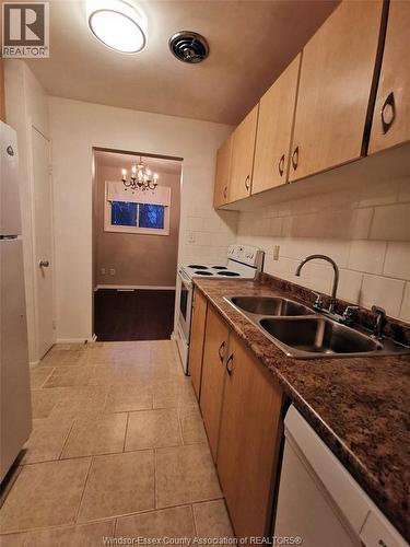 1800 Columbia Court Unit# 82, Windsor, ON - Indoor Photo Showing Kitchen With Double Sink
