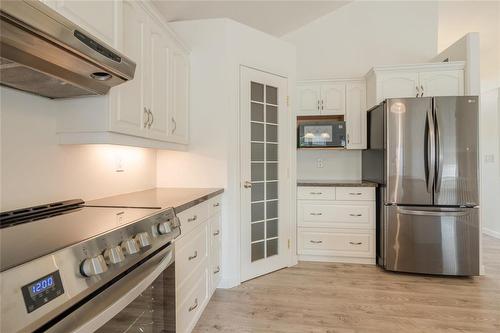2 Parkside Place, Steinbach, MB - Indoor Photo Showing Kitchen