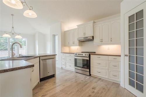 2 Parkside Place, Steinbach, MB - Indoor Photo Showing Kitchen
