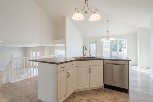 2 Parkside Place, Steinbach, MB - Indoor Photo Showing Kitchen