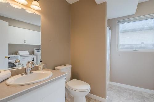 2 Parkside Place, Steinbach, MB - Indoor Photo Showing Bathroom