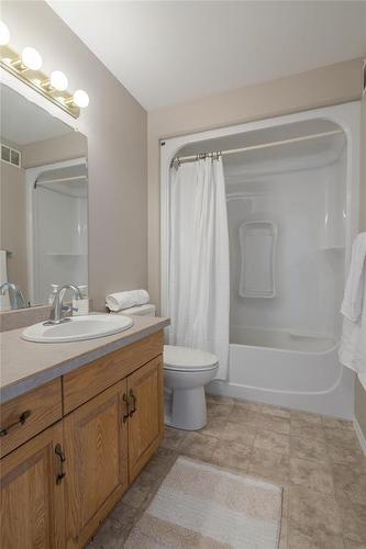 2 Parkside Place, Steinbach, MB - Indoor Photo Showing Bathroom