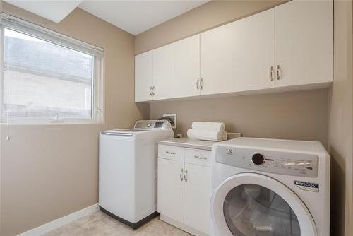 2 Parkside Place, Steinbach, MB - Indoor Photo Showing Laundry Room