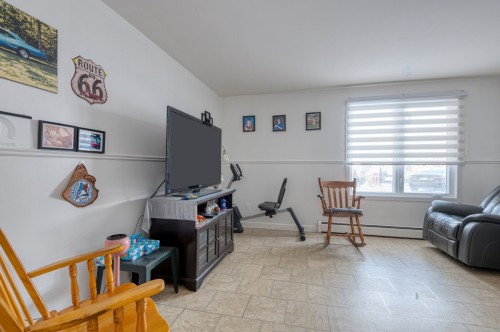 Salon - 495  - 505 Rue Denison O., Granby, QC - Indoor