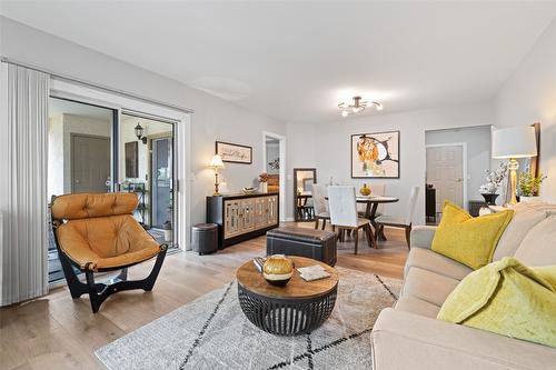 115-3335 Richter Street, Kelowna, BC - Indoor Photo Showing Living Room