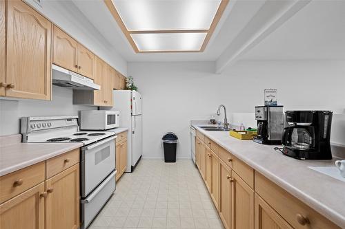 115-3335 Richter Street, Kelowna, BC - Indoor Photo Showing Kitchen