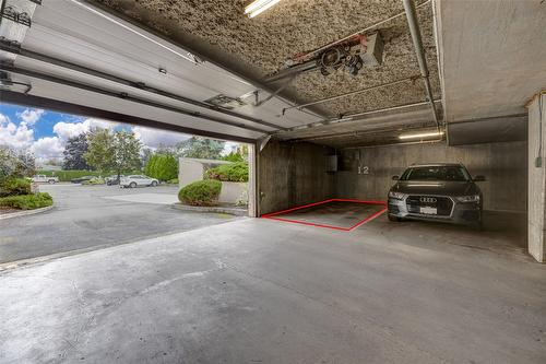 115-3335 Richter Street, Kelowna, BC - Indoor Photo Showing Garage