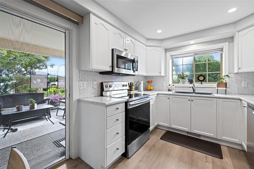 115-3335 Richter Street, Kelowna, BC - Indoor Photo Showing Kitchen