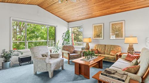 3025 Murison Place, Armstrong, BC - Indoor Photo Showing Living Room