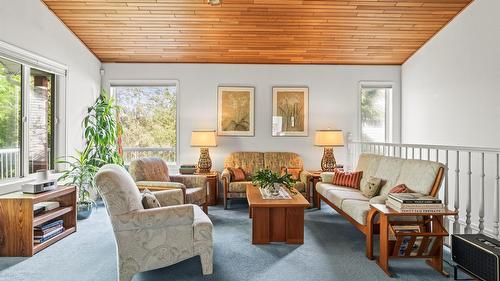 3025 Murison Place, Armstrong, BC - Indoor Photo Showing Living Room