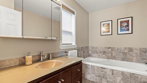 3025 Murison Place, Armstrong, BC - Indoor Photo Showing Bathroom
