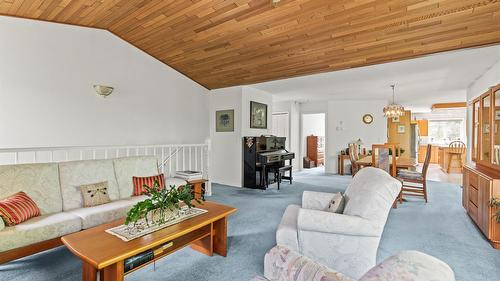 3025 Murison Place, Armstrong, BC - Indoor Photo Showing Living Room