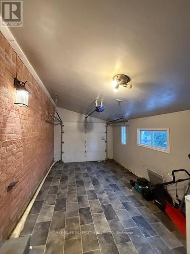 860 Trafalgar Street, London East, ON - Indoor Photo Showing Garage