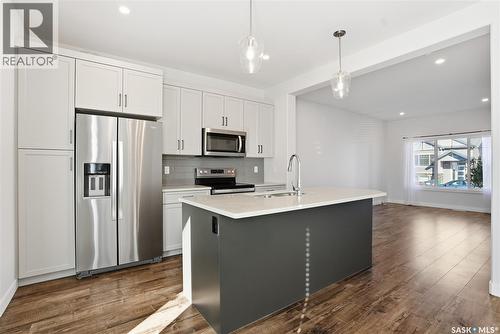 966 Mcfaull Manor, Saskatoon, SK - Indoor Photo Showing Kitchen With Double Sink With Upgraded Kitchen
