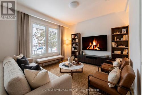 3309 Jolliffe Avenue, Mississauga, ON - Indoor Photo Showing Living Room